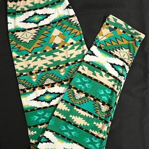 Geometric Patterned Leggings - Green and White